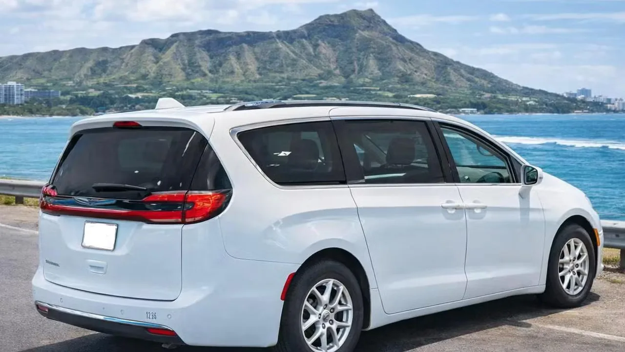 2022 Chrysler Pacifica Touring L from the Island Luxe fleet on Oʻahu