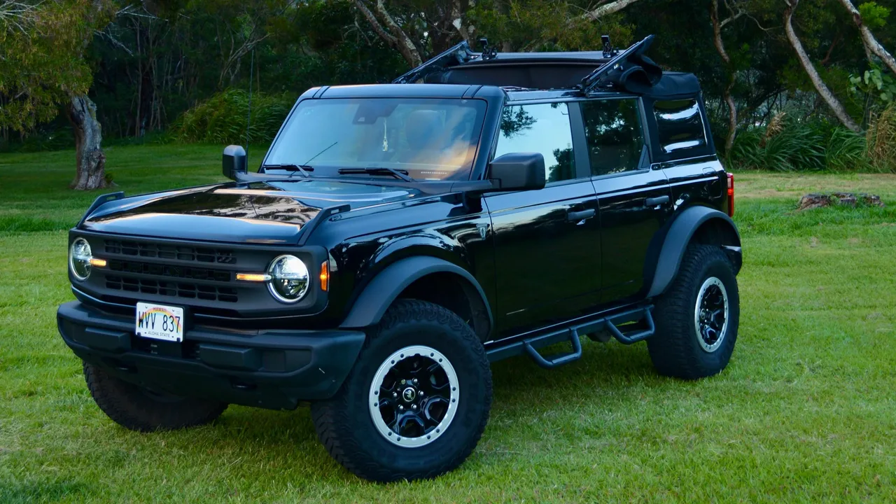 2023 Ford Bronco Base from the Island Luxe fleet on Oʻahu