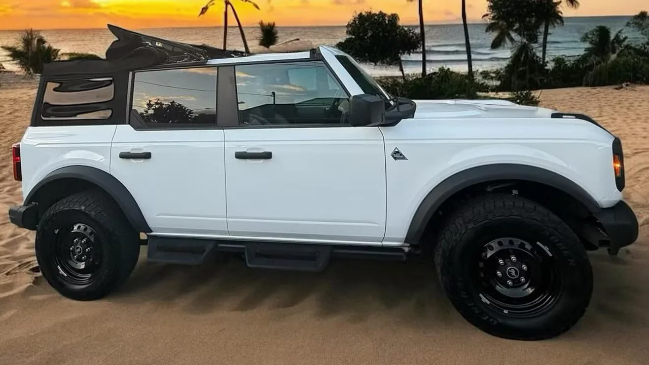 2023 Ford Bronco Black Diamond from the Island Luxe fleet on Oʻahu